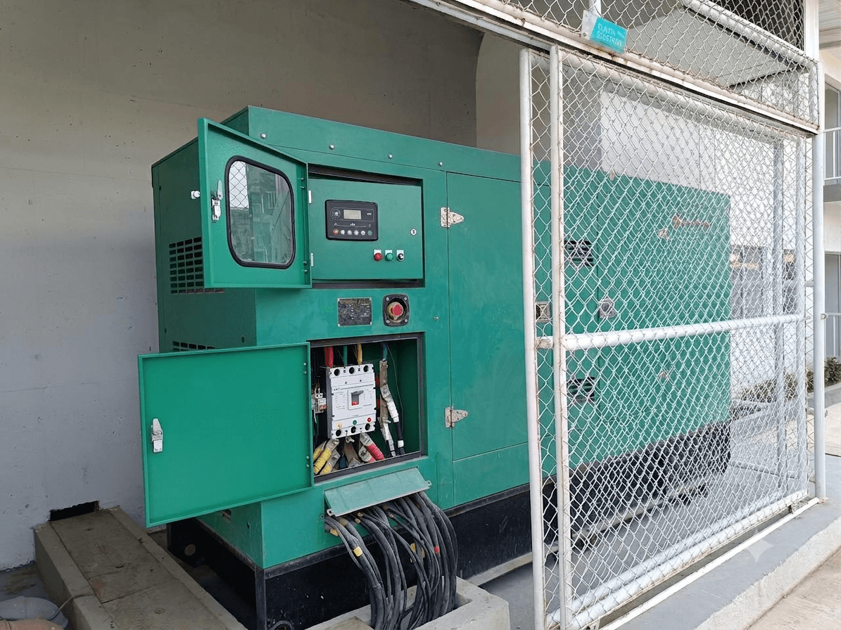 Técnico verificando una planta eléctrica recién instalada y sus parámetros de operación